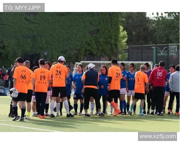 两大足球巨星亲切握手合影彰显绿茵场上惺惺相惜情谊