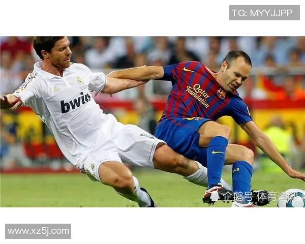 昔日足球传奇同框再现经典时刻 老一代球星重聚忆往昔荣光