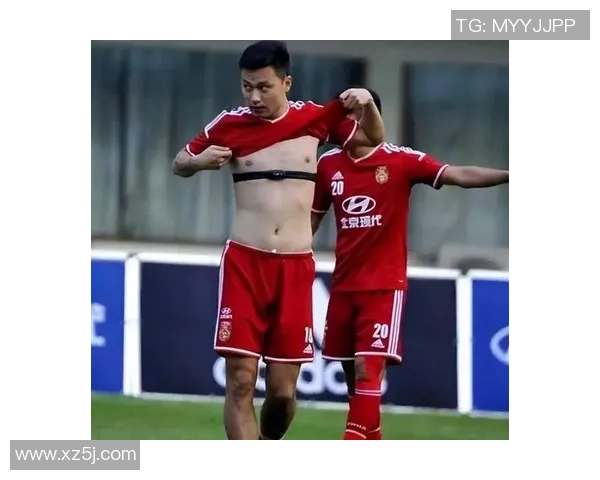 没有纹身的足球巨星展现纯粹球场风采与独特自律魅力